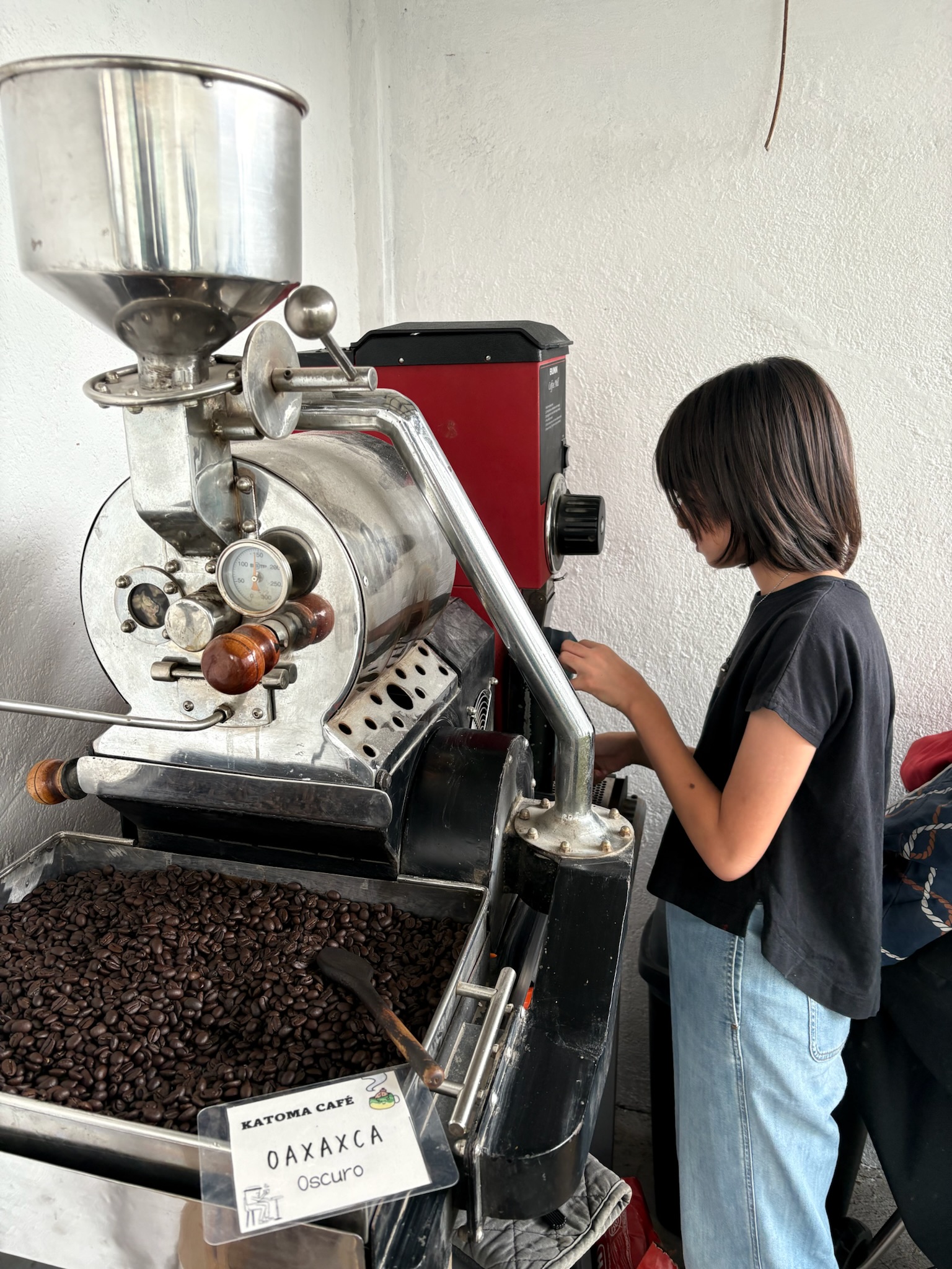 焙煎機を操作するスタッフ